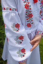 Вишита сукня для дівчинки з червоно-чорними квітами 122–164 розмір біла з пояском, фото 4