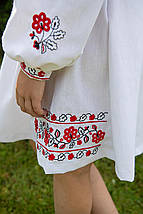 Вишита сукня для дівчинки з червоно-чорними квітами 122–164 розмір біла з пояском, фото 5