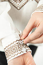 Вишиванка для хлопчика молочного кольору з геометричною вишивкою хрестиком довгий рукав 110–164, фото 3