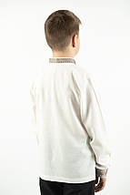 Вишиванка для хлопчика молочного кольору з геометричною вишивкою хрестиком довгий рукав 110–164, фото 4