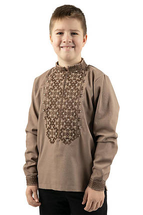 Вишита сорочка для хлопчика коричнева з геометричним орнаментом 110–164 розмірів на планці з ґудзиком, фото 1