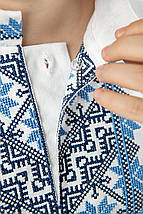 Вишиванка для хлопчика білого кольору з синьо-блакитною вишивкою геометричного орнаменту 110–164, фото 2