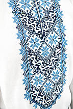 Вишиванка для хлопчика білого кольору з синьо-блакитною вишивкою геометричного орнаменту 110–164, фото 3