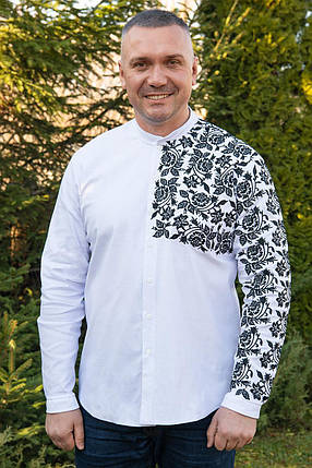 Чоловіча сорочка з асиметричною чорною вишивкою квітів на білому тлі M–2XL, фото 1