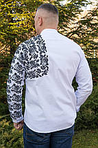 Чоловіча сорочка з асиметричною чорною вишивкою квітів на білому тлі M–2XL, фото 2