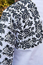 Чоловіча сорочка з асиметричною чорною вишивкою квітів на білому тлі M–2XL, фото 3