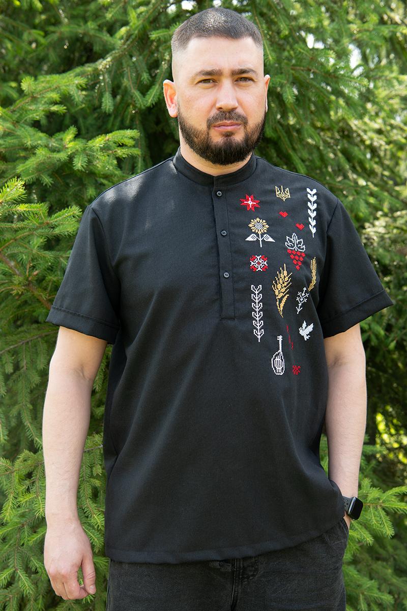 Чорна чоловіча вишиванка з коротким рукавом із кольоровими символами на грудях для розмірів M–5XL