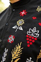 Чорна чоловіча вишиванка з коротким рукавом із кольоровими символами на грудях для розмірів M–5XL, фото 3