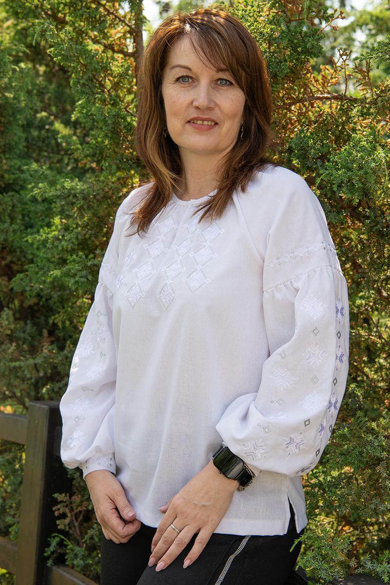 ΠΡΠ½ΠΎΡΠ° Π²ΠΈΡΠΈΠ²Π°Π½ΠΊΠ° Π±ΡΠ»ΠΎΠ³ΠΎ ΠΊΠΎΠ»ΡΠΎΡΡ Π· Π±ΡΠ»ΠΎΡ Π³Π΅ΠΎΠΌΠ΅ΡΡΠΈΡΠ½ΠΎΡ Π²ΠΈΡΠΈΠ²ΠΊΠΎΡ ΡΠ° ΠΎΠ±ΚΌΡΠΌΠ½ΠΈΠΌΠΈ ΡΡΠΊΠ°Π²Π°ΠΌΠΈ Ρ ΠΌΡΠ½ΡΠΌΠ°Π»ΡΡΡΠΈΡΠ½ΠΎΠΌΡ ΡΡΠΈΠ»Ρ