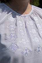 ΠΡΠ½ΠΎΡΠ° Π²ΠΈΡΠΈΠ²Π°Π½ΠΊΠ° Π±ΡΠ»ΠΎΠ³ΠΎ ΠΊΠΎΠ»ΡΠΎΡΡ Π· Π±ΡΠ»ΠΎΡ Π³Π΅ΠΎΠΌΠ΅ΡΡΠΈΡΠ½ΠΎΡ Π²ΠΈΡΠΈΠ²ΠΊΠΎΡ ΡΠ° ΠΎΠ±ΚΌΡΠΌΠ½ΠΈΠΌΠΈ ΡΡΠΊΠ°Π²Π°ΠΌΠΈ Ρ ΠΌΡΠ½ΡΠΌΠ°Π»ΡΡΡΠΈΡΠ½ΠΎΠΌΡ ΡΡΠΈΠ»Ρ, ΡΠΎΡΠΎ 2