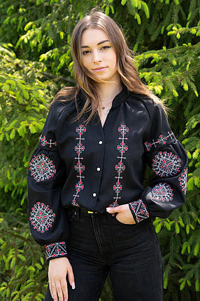Жіноча чорна вишиванка з червоно-білою вишивкою дерев життя та ґудзиками на грудях у сучасному стилі, фото 1