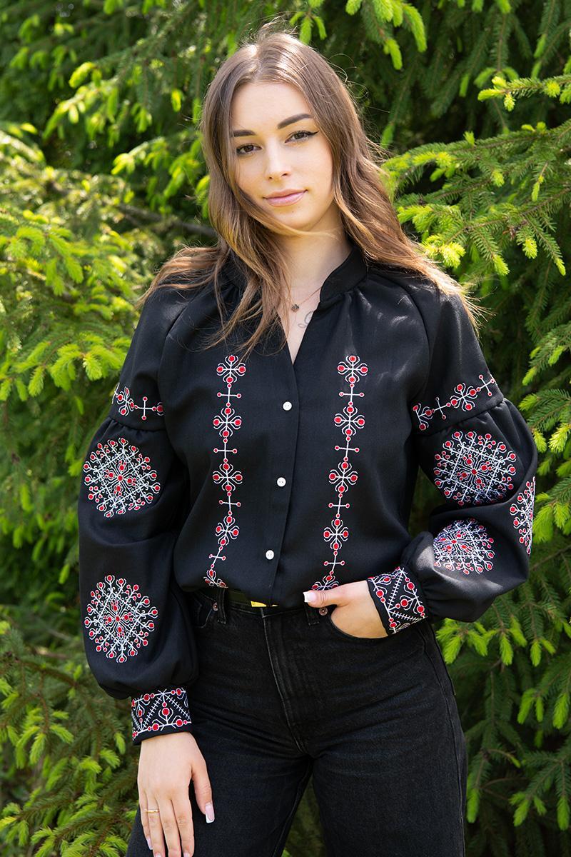 Жіноча чорна вишиванка з червоно-білою вишивкою дерев життя та ґудзиками на грудях у сучасному стилі