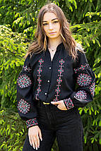 Жіноча чорна вишиванка з червоно-білою вишивкою дерев життя та ґудзиками на грудях у сучасному стилі, фото 2