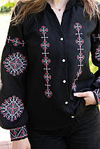 Жіноча чорна вишиванка з червоно-білою вишивкою дерев життя та ґудзиками на грудях у сучасному стилі, фото 3