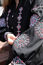 Жіноча чорна вишиванка з червоно-білою вишивкою дерев життя та ґудзиками на грудях у сучасному стилі, фото 4