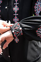 Жіноча чорна вишиванка з червоно-білою вишивкою дерев життя та ґудзиками на грудях у сучасному стилі, фото 5