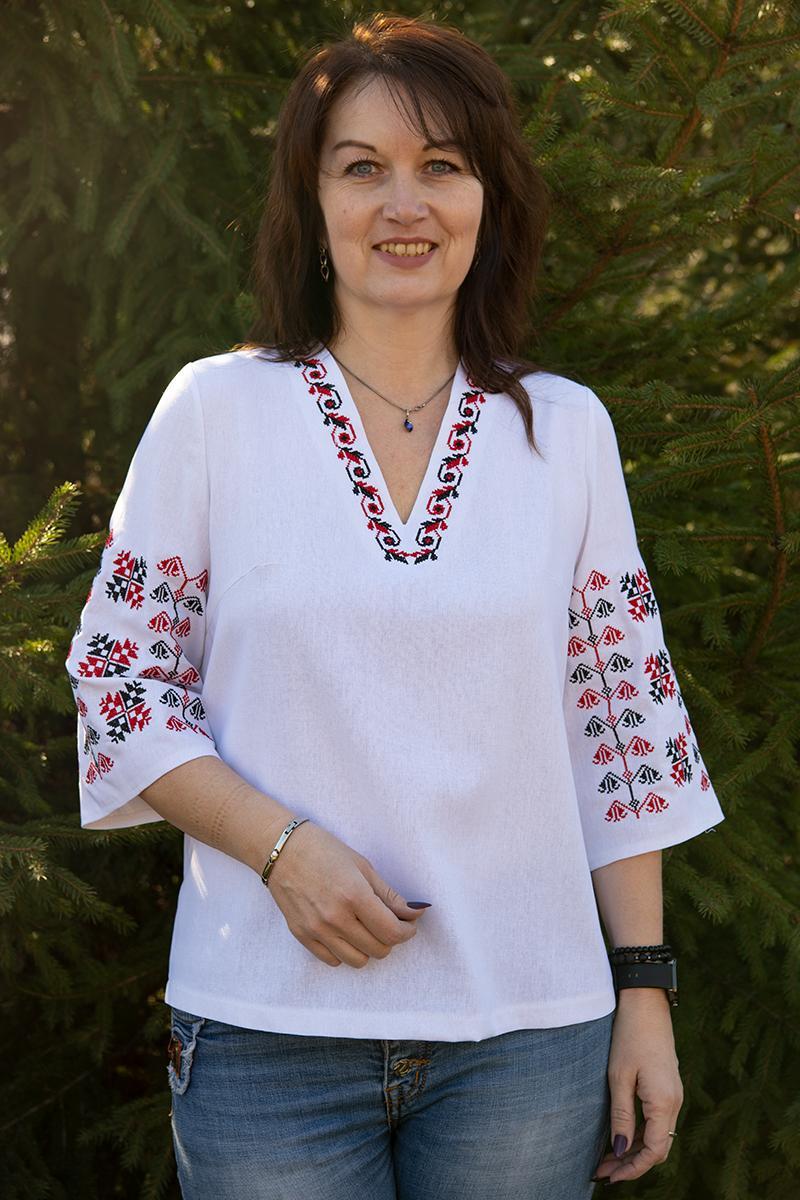 Жіноча вишиванка з білої тканини з червоно-чорною вишивкою на рукавах та V-подібним вирізом