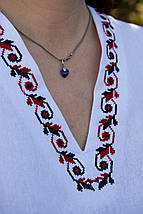 Жіноча вишиванка з білої тканини з червоно-чорною вишивкою на рукавах та V-подібним вирізом, фото 3