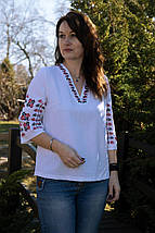 Жіноча вишиванка з білої тканини з червоно-чорною вишивкою на рукавах та V-подібним вирізом, фото 4