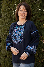 Класична вишита сорочка жіноча темно-синя з геометричним орнаментом на грудях і рукавах до 3ХЛ, фото 4