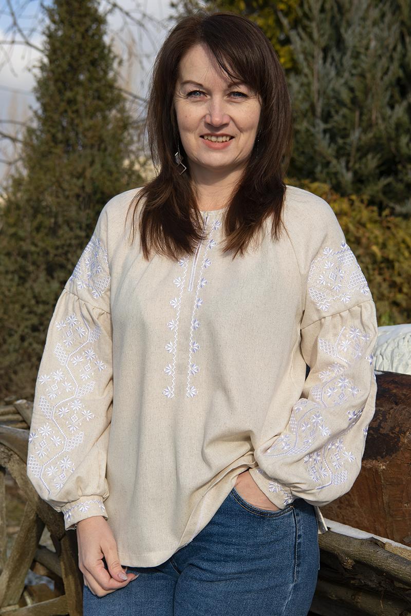 Класична сорочка з вишивкою жіноча натурального кольору з білими елементами гладдю до 4XL