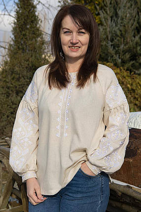 Класична сорочка з вишивкою жіноча натурального кольору з білими елементами гладдю до 4XL, фото 1