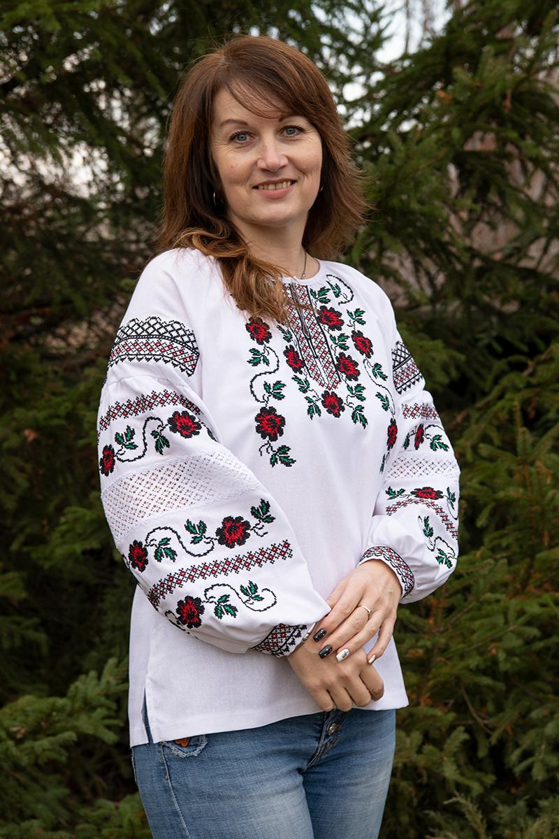 Π‘ΠΎΡΠΎΡΠΊΠ° Π· Π²ΠΈΡΠΈΠ²ΠΊΠΎΡ ΠΆΡΠ½ΠΎΡΠ° Π±ΡΠ»Π° Π· ΠΌΠ΅ΡΠ΅ΠΆΠΈΠ²ΠΎΠΌ ΡΠ° ΡΠ΅ΡΠ²ΠΎΠ½ΠΎ-ΡΠΎΡΠ½ΠΎΡ Ρ
ΡΠ΅ΡΡΠΈΠΊΠΎΠ²ΠΎΡ Π²ΠΈΡΠΈΠ²ΠΊΠΎΡ Π½Π° ΡΡΠΊΠ°Π²Π°Ρ