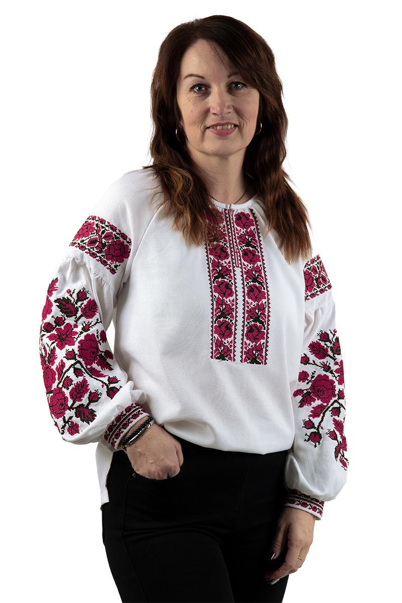 Вишиванка жіноча з насиченою малиновою вишивкою троянд хрестиком у традиційному стилі на білому фоні