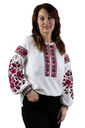 Вишиванка жіноча з насиченою малиновою вишивкою троянд хрестиком у традиційному стилі на білому фоні, фото 1