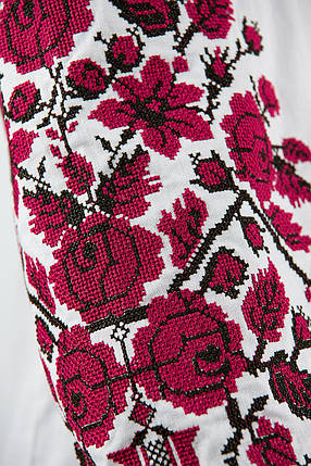 Вишиванка жіноча з насиченою малиновою вишивкою троянд хрестиком у традиційному стилі на білому фоні, фото 2