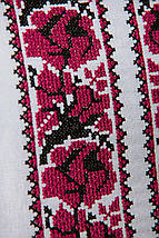 Вишиванка жіноча з насиченою малиновою вишивкою троянд хрестиком у традиційному стилі на білому фоні, фото 3