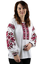 Вишиванка жіноча з насиченою малиновою вишивкою троянд хрестиком у традиційному стилі на білому фоні, фото 4
