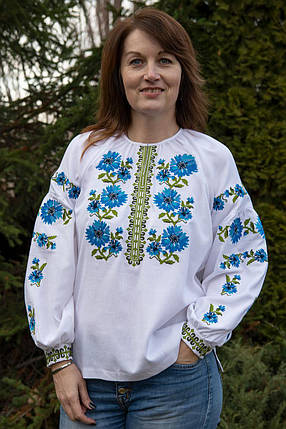 Сорочка з вишивкою жіноча біла з волошками хрестиком на рукавах і грудях у яскравих синіх тонах, фото 1