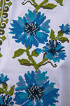 Сорочка з вишивкою жіноча біла з волошками хрестиком на рукавах і грудях у яскравих синіх тонах, фото 2