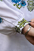 Сорочка з вишивкою жіноча біла з волошками хрестиком на рукавах і грудях у яскравих синіх тонах, фото 3