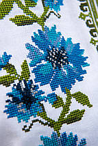 Сорочка з вишивкою жіноча біла з волошками хрестиком на рукавах і грудях у яскравих синіх тонах, фото 4