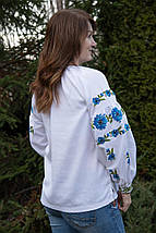 Сорочка з вишивкою жіноча біла з волошками хрестиком на рукавах і грудях у яскравих синіх тонах, фото 5