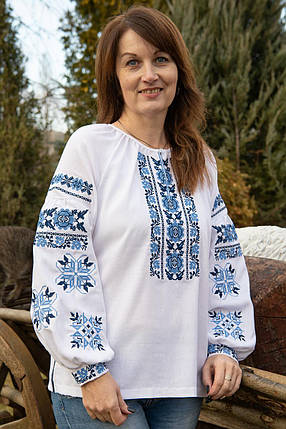 ΠΠ»Π°ΡΠΈΡΠ½Π° Π²ΠΈΡΠΈΠ²Π°Π½ΠΊΠ° ΠΆΡΠ½ΠΎΡΠ° Π±ΡΠ»Π° Π· Π³Π΅ΠΎΠΌΠ΅ΡΡΠΈΡΠ½ΠΈΠΌ ΡΠΈΠ½ΡΠΌ ΠΎΡΠ½Π°ΠΌΠ΅Π½ΡΠΎΠΌ Ρ
ΡΠ΅ΡΡΠΈΠΊΠΎΠΌ Π½Π° Π³ΡΡΠ΄ΡΡ
Ρ ΡΡΠΊΠ°Π²Π°Ρ
, ΡΠΎΡΠΎ 1