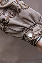 Сорочка з вишивкою жіноча кавового кольору з бузковими суцвіттями хрестиком і орнаментом на рукавах, фото 2