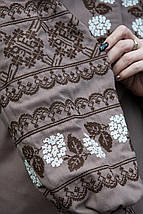 Сорочка з вишивкою жіноча кавового кольору з бузковими суцвіттями хрестиком і орнаментом на рукавах, фото 3