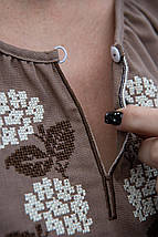 Сорочка з вишивкою жіноча кавового кольору з бузковими суцвіттями хрестиком і орнаментом на рукавах, фото 4