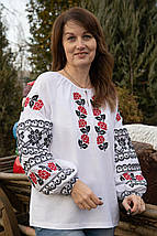 Жіноча вишиванка біла з червоно-чорними трояндами хрестиком і традиційним орнаментом на рукавах, фото 4