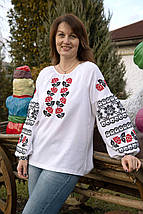 Жіноча вишиванка біла з червоно-чорними трояндами хрестиком і традиційним орнаментом на рукавах, фото 5
