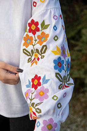 Сорочка з вишивкою жіноча біла з яскравими квітами хрестиком на рукавах і застібкою на ґудзики, фото 2