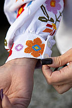 Сорочка з вишивкою жіноча біла з яскравими квітами хрестиком на рукавах і застібкою на ґудзики, фото 3