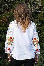 Сорочка з вишивкою жіноча біла з яскравими квітами хрестиком на рукавах і застібкою на ґудзики, фото 4