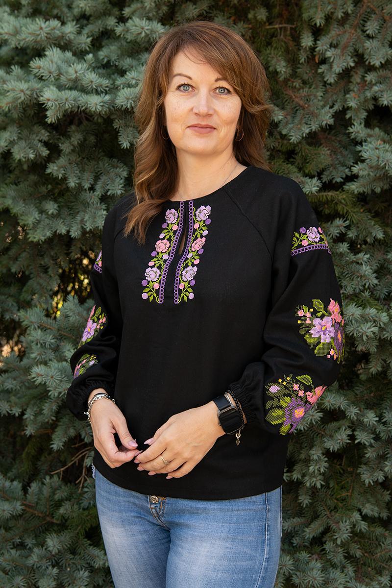 Чорна сорочка з вишивкою жіноча з квітами у рожево-бузкових тонах довгий рукав розміри до 4XL