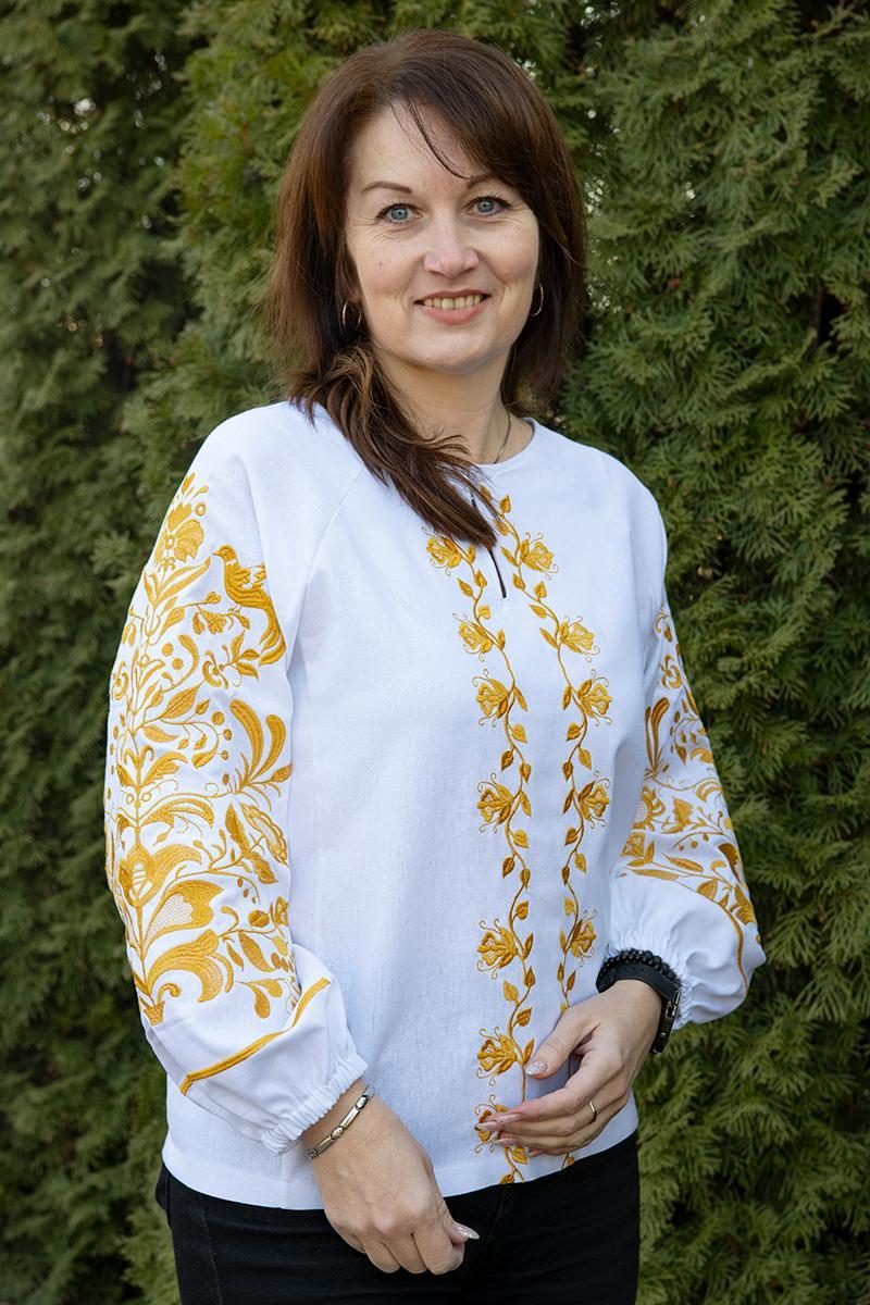 Біла сорочка жіноча з золотою вишивкою гладдю на рукавах і пташками для урочистих подій