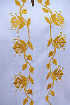 Біла сорочка жіноча з золотою вишивкою гладдю на рукавах і пташками для урочистих подій, фото 3