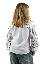 Біла вишиванка для дівчинки з вишивкою гладдю у блакитно-помаранчевих тонах 122–164, фото 4